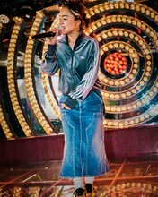 「FIREBIRD VELOUR」を着用したG.RINA。