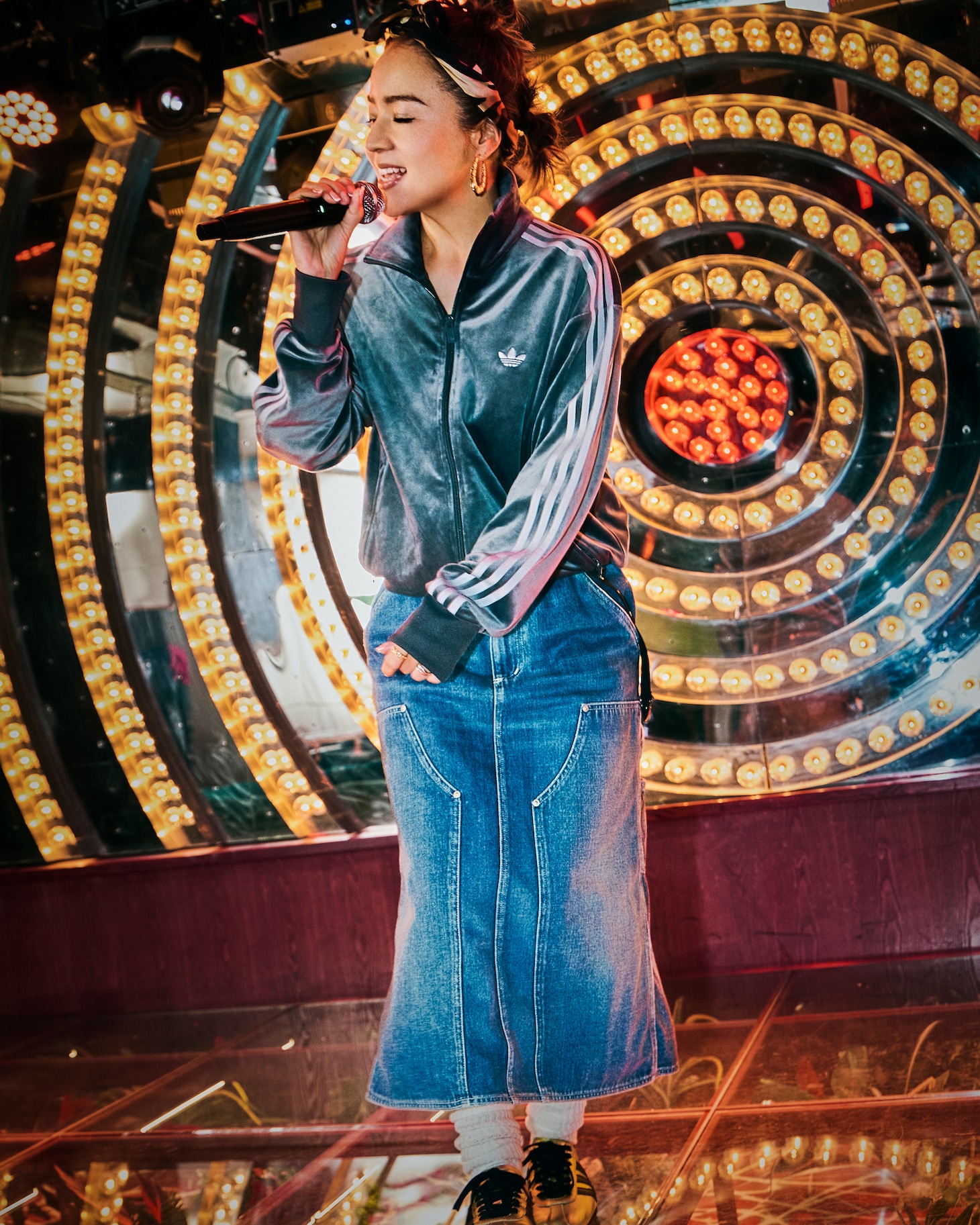 「FIREBIRD VELOUR」を着用したG.RINA。