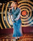 「FIREBIRD VELOUR」を着用したG.RINA。