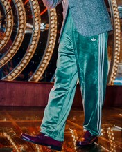 「FIREBIRD VELOUR」を着用した鎮座DOPENESS。