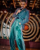 「FIREBIRD VELOUR」を着用した鎮座DOPENESS。