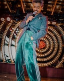 「FIREBIRD VELOUR」を着用した鎮座DOPENESS。