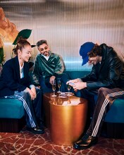 FNCYを起用した「FIREBIRD VELOUR」ビジュアル。