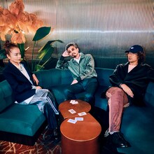 FNCYを起用した「FIREBIRD VELOUR」メインビジュアル。