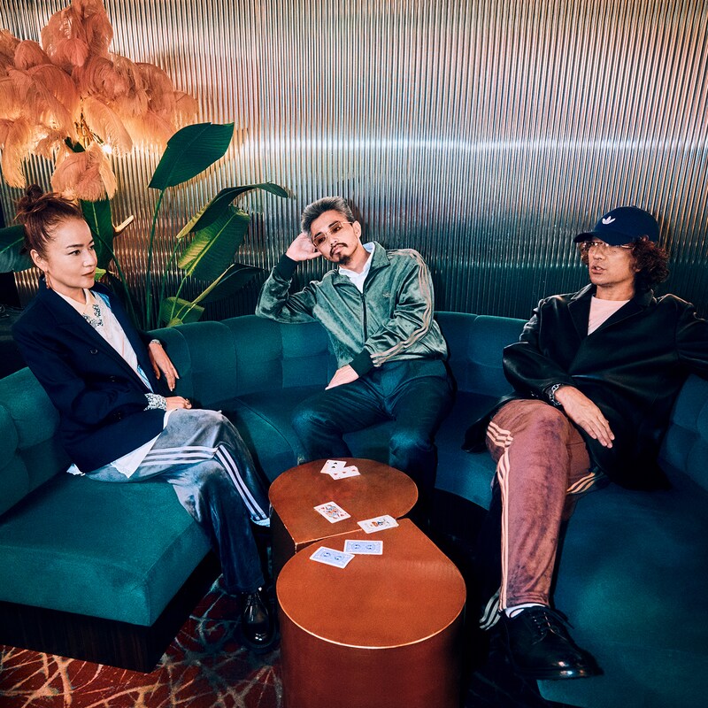 FNCYを起用した「FIREBIRD VELOUR」メインビジュアル。