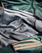「FIREBIRD VELOUR」にあしらわれるadidasロゴ。