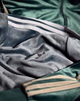 「FIREBIRD VELOUR」にあしらわれるadidasロゴ。