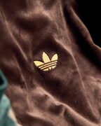 「FIREBIRD VELOUR」にあしらわれるadidasロゴ。