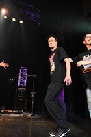 DJ JINに促されながらステージに上る梅野源治選手。（撮影：浦田大作）