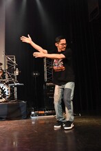 梅野源治選手を見送ったDJ JIN。（撮影：浦田大作）