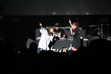 アカペラでRHYMESTER「キング オブ ステージ Part II」をラップするhy4_4yh。（撮影：浦田大作）