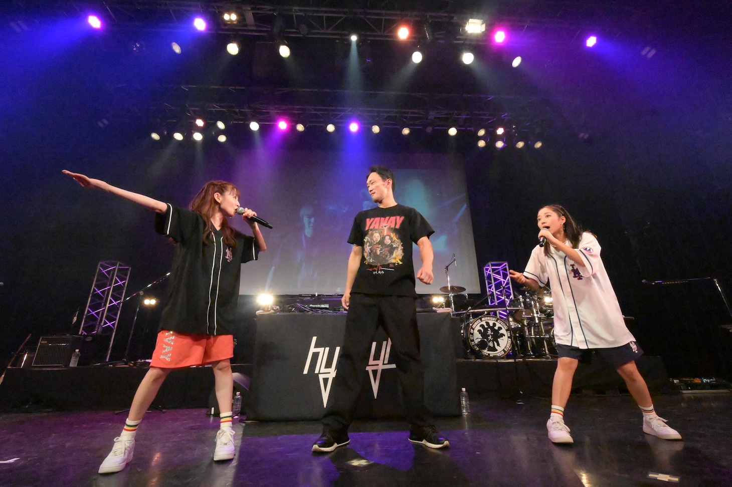 戸惑う梅野源治選手を踊らせようとするhy4_4yh。（撮影：浦田大作）