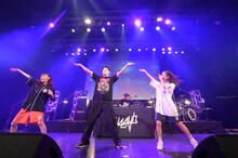 hy4_4yhに無理やり踊らされる梅野源治選手。（撮影：浦田大作）