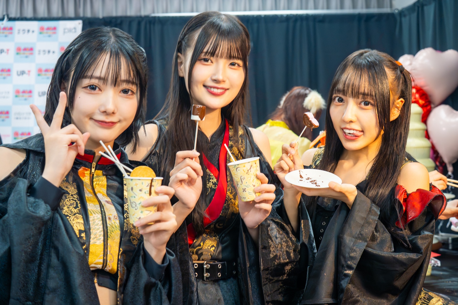 チョコフォンデュを楽しむINUWASIのがるむ、六椛、すずめ。
