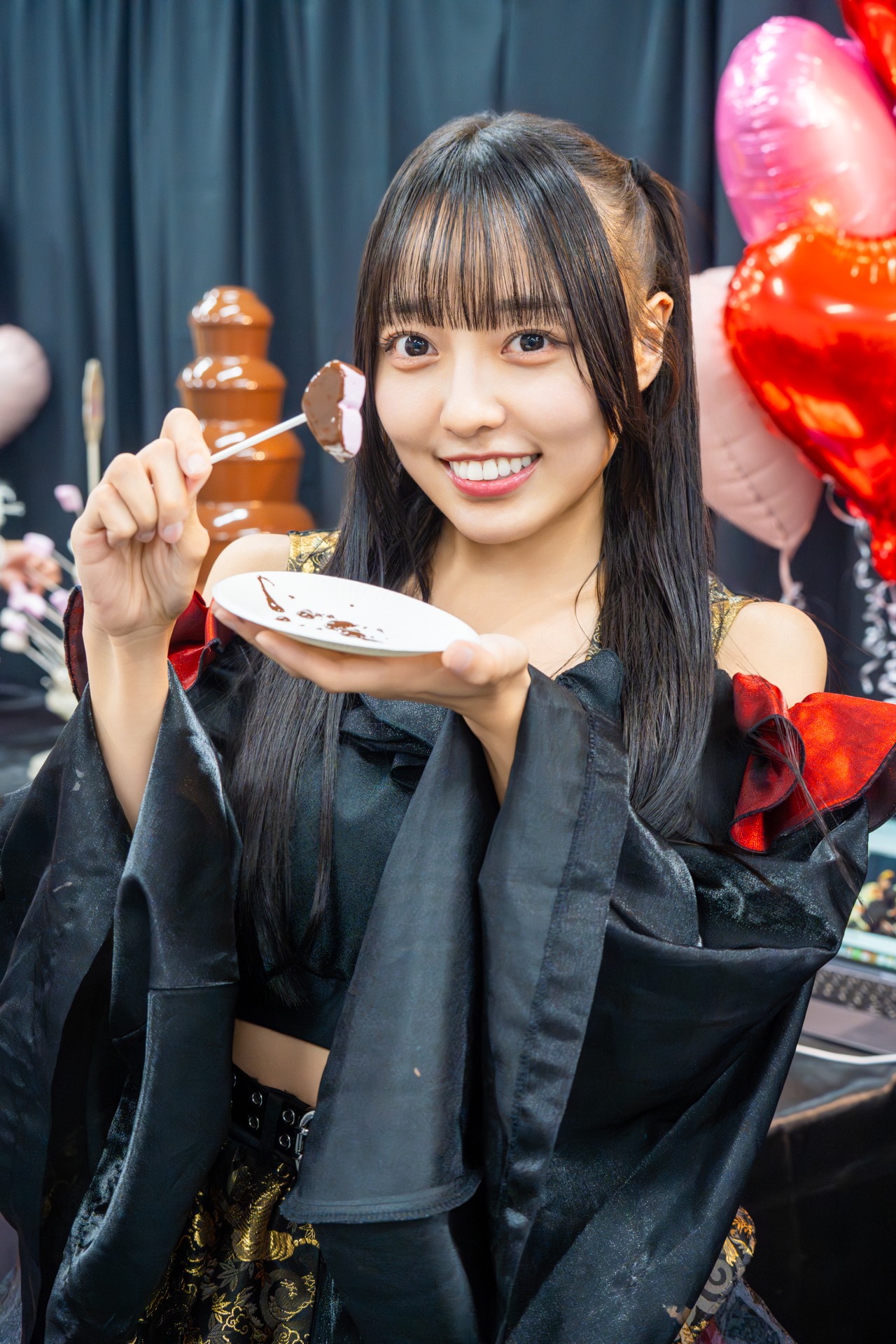 チョコフォンデュを楽しむすずめ（INUWASI）。