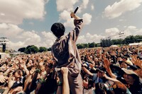 牧達弥（Vo, G / go!go!vanillas）の後ろ姿。（Photo by renzo）