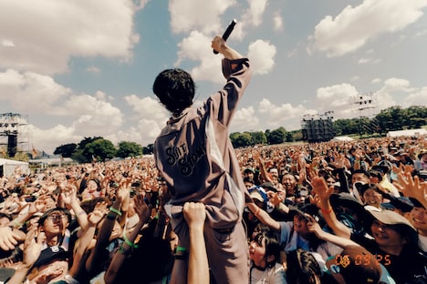 牧達弥（Vo, G / go!go!vanillas）の後ろ姿。（Photo by renzo）