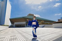 両国国技館の前で記念撮影する丘みどり。©キングレコード