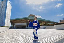 両国国技館の前で記念撮影する丘みどり。©キングレコード