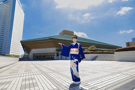 両国国技館の前で記念撮影する丘みどり。©キングレコード