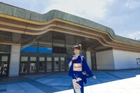 両国国技館の前で記念撮影する丘みどり。©キングレコード