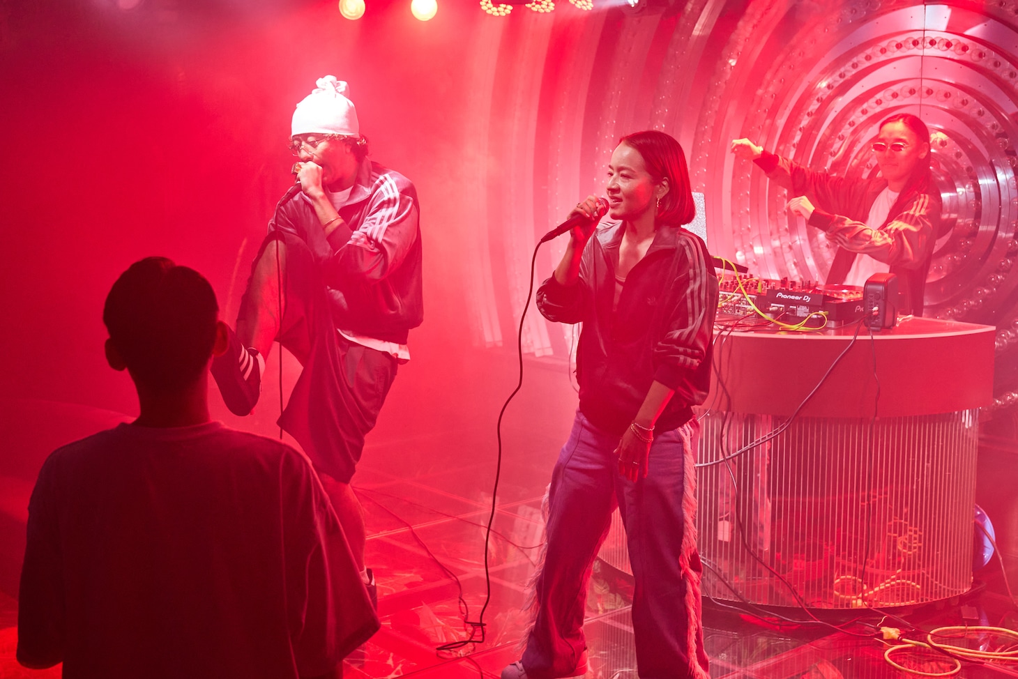 「FIREBIRD VELOUR Launch Party」でパフォーマンスを披露するFNCY 2/3（ZEN-LA-ROCK×G.RINA）。