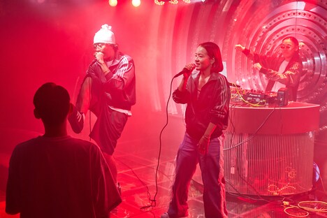 「FIREBIRD VELOUR Launch Party」でパフォーマンスを披露するFNCY 2/3（ZEN-LA-ROCK×G.RINA）。