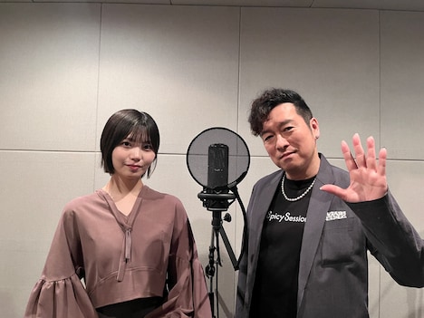 中西アルノ(乃木坂46)と黒沢薫(ゴスペラーズ)。