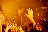 田辺由明（G, Cho）（撮影：酒井ダイスケ）