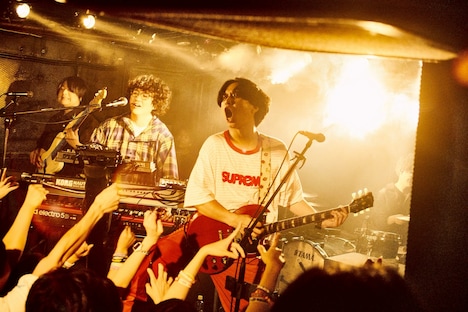 「マカロニえんぴつ 10th Anniversary Live『下北沢SHELTER』」より。（撮影：酒井ダイスケ）