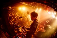 「マカロニえんぴつ 10th Anniversary Live『下北沢SHELTER』」より。（撮影：酒井ダイスケ）