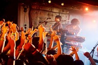 「マカロニえんぴつ 10th Anniversary Live『下北沢SHELTER』」より。（撮影：酒井ダイスケ）