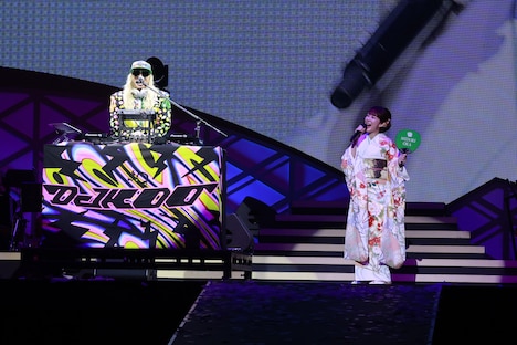 DJ KOOとのコラボパフォーマンスを披露する丘みどり。©キングレコード