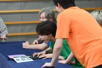 苦悩のあまり、叫び声を上げながら回答を選ぶタクヤ。