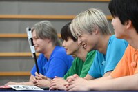 笑うアロハ（手前から2番目）。