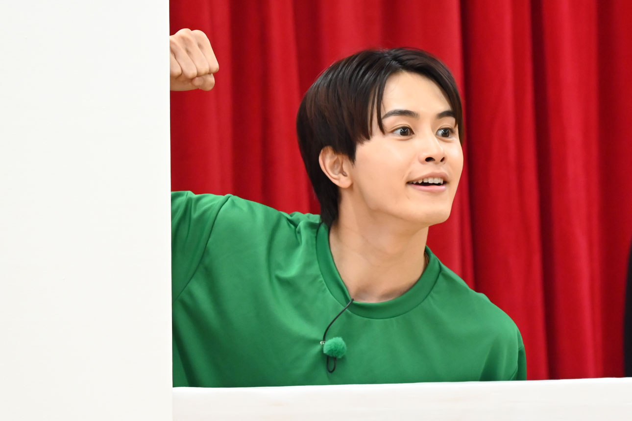 バラエティ班を煽るタクヤ。