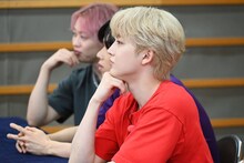 ドラマ班の演技を見るユーキ。