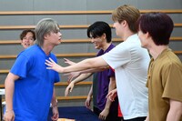 バラエティ班に詰め寄るカイ（左）。