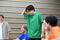 真剣に悩むタクヤ（中央）。