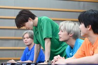 鋭い眼光でバラエティ班の名前の札を見つめるタクヤ（左から2番目）。