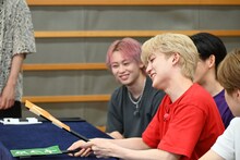 悩むユーキ（手前から2番目）。