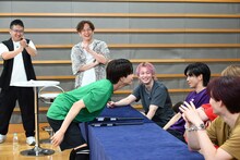 バラエティ班を煽るタクヤ（左）。