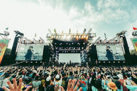 Official髭男dismのステージの様子。（Photo by TAKAHIRO TAKINAMI）