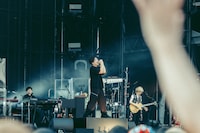 Official髭男dismのステージの様子。（Photo by TAKAHIRO TAKINAMI）