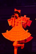 「絶対小悪魔コーデ」を歌うano。（撮影：横山マサト）