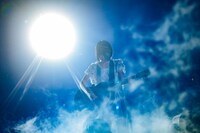 「SWEETSIDE SUICIDE」を歌うano。（撮影：横山マサト）