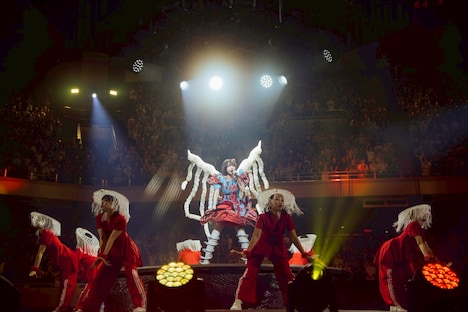 「ちゅ、多様性。」を歌うano。（撮影：横山マサト）