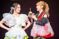 風見和香（私立恵比寿中学）と鈴木萌花（AMEFURASSHI）。