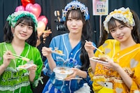 ケータリングの食事にありつく虹のコンキスタドールの石浜芽衣、桐乃みゆ、川端優。