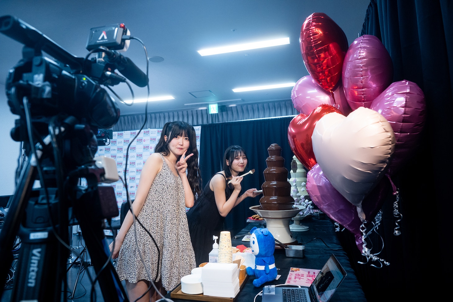 チョコフォンデュを楽しむfav meの小野寺梓と瀬乃まりん。